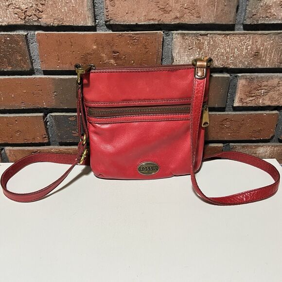 Fossil Explorer Mini Crossbody Bag Red Leather Zip Closure Adjustable Strap - Picture 1 of 15
